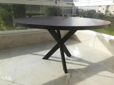 Round dining table