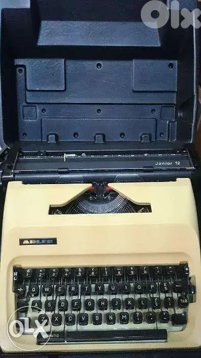 adler junior 12 dactelo typewriter and bag v good condition