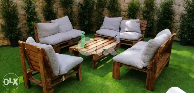 قعدات خشب مع مخدات