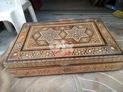 علبة خشب مصدف