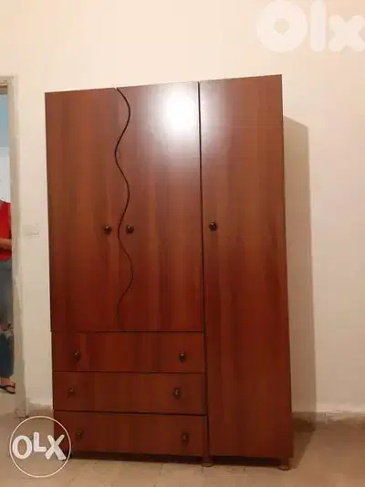خزانة ثياب مقطعة وحلوة
