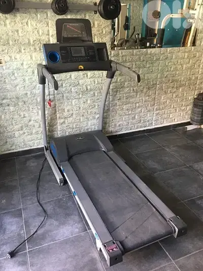 treadmill like new very good quality
