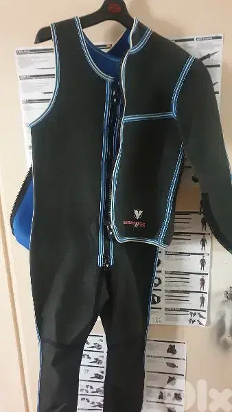 2 pieces 4mm meduim wet suit diving