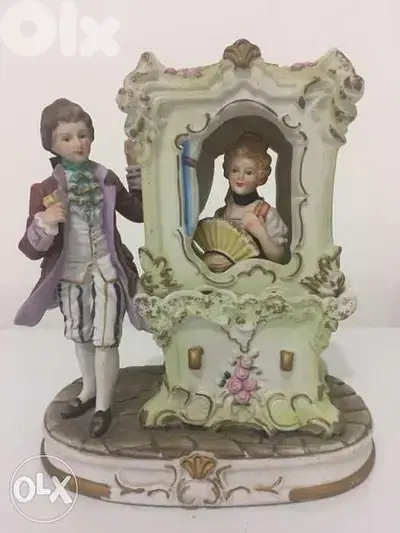 beautiful porcelaine statue depicting nobles