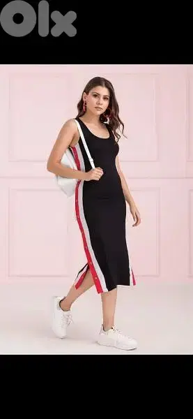 dress aswad . ahmar w abyad 3ala janeb s to xxL