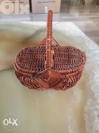 Petit panier en roseau tressé