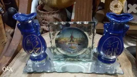 ساعة مع مزهريتين بورسلين