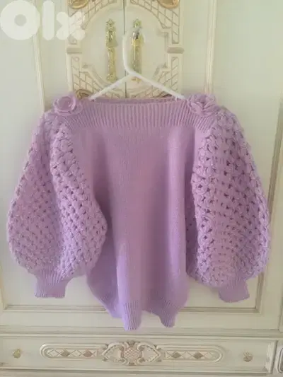 Woolen Sweater with Pearls كنزة صوف مطرزة بالوءلوء