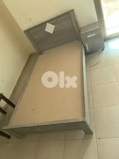 تخت مفرد ونص مع كمود صغيره