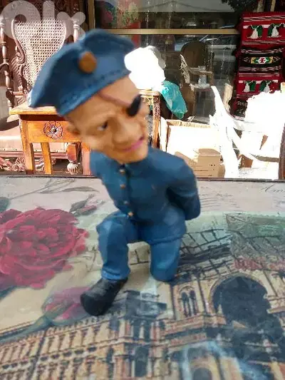 تمثال رزين وسط صغير