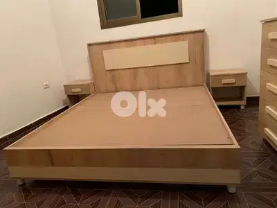تخت مجوز مع كمدينات صغار اتنين