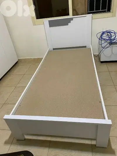 تخت مفرد مع شفنيرة مع مرايا