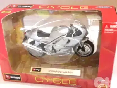 Triumph Daytona 955i diecast motorcycle model 1;18.