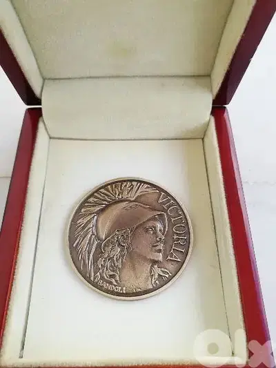 ميدالية الملكة فيكتوريا antique
