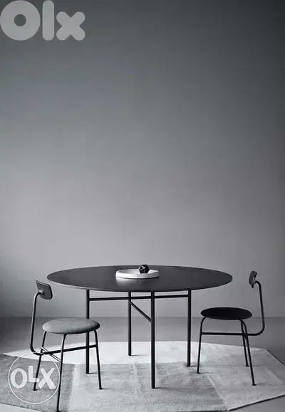 Round dining table