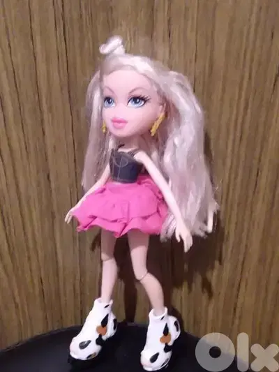 BRATZ HELLO MY NAME IS CLOE MGA GREAT Weared doll +Shoes, flex legs=25