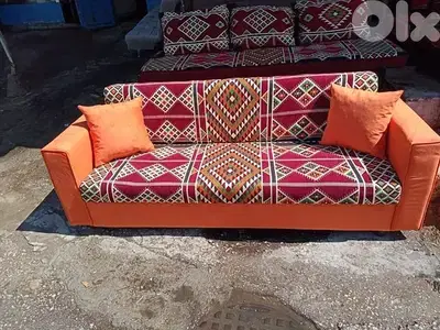 صوفا بيد وفيها صندوق