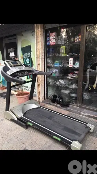 big treadmill like new hold up to 150kg with incline usb speakers