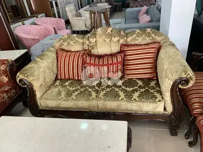 طقم كنبايات خشب زان مع طقم طاولات
