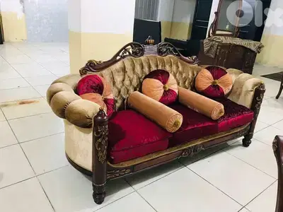 طقم كنبايات حفر خشب زان خمس قطع وطاولة