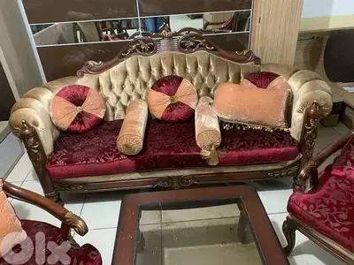 طقم كنبايات حفر خشب زان خمس قطع وطاولة