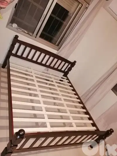 تخت مجوز خشب مع فرشه