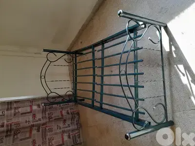 تخت عدد ٢ حديد فور فورجي بينفك مع مراية و ٢ كومودينا و كرسي