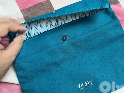 special Makeup’s bag green from vichy laboratoires for 5 $
