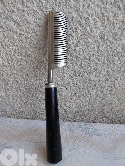 Old Steel Comb - مشط معدني قديم