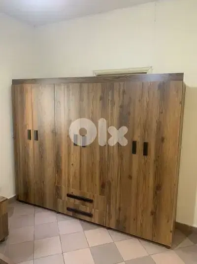 خزانة حجم كبير كلا ملبسة من برا وجوا مع ظهر ملبس ابيض